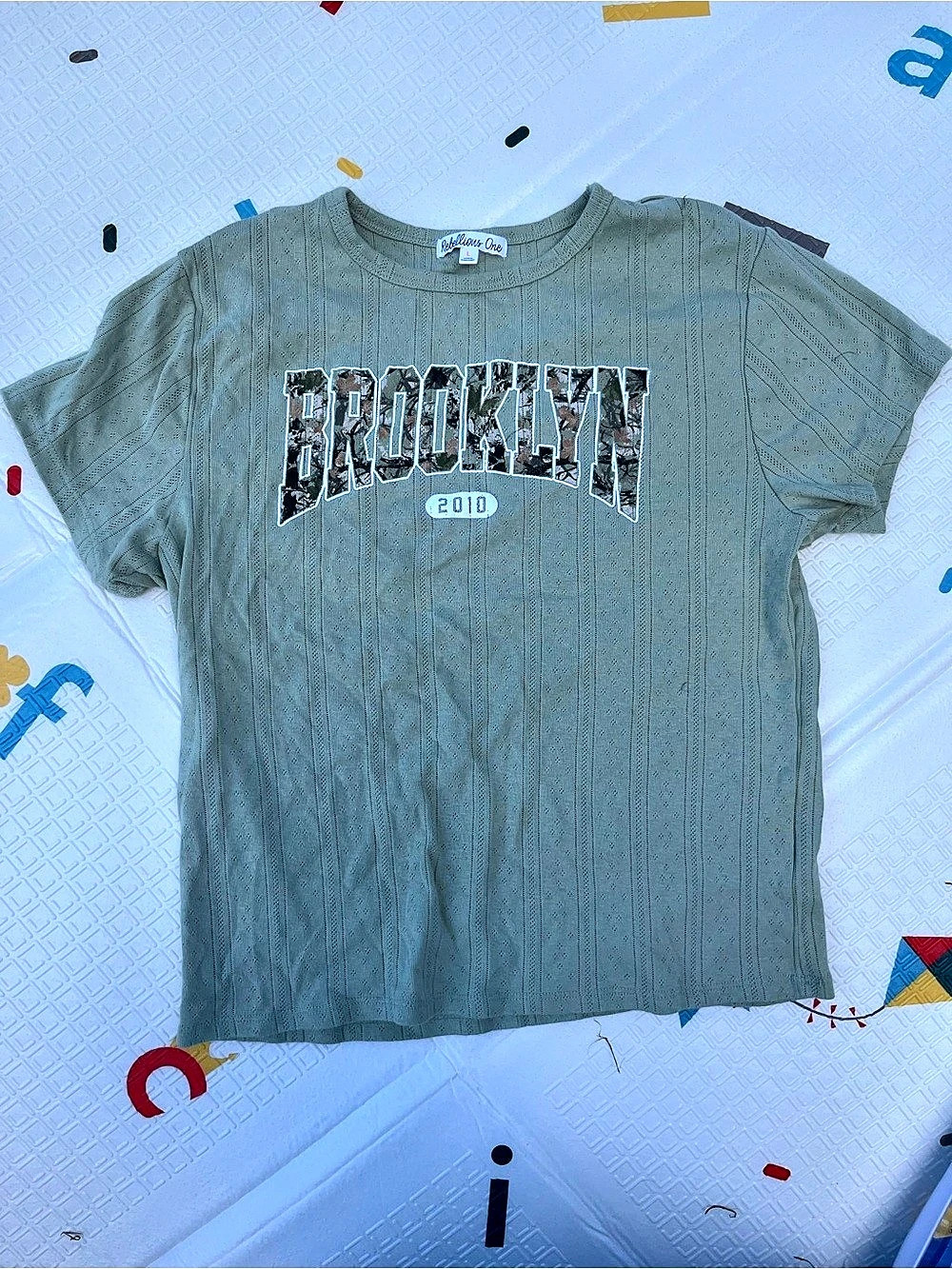 Rebellious One Graphic Short Sleeve Tee in Green Large Like New